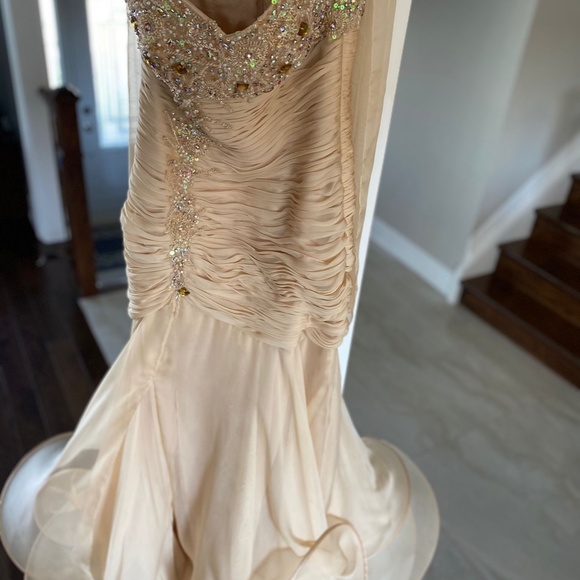 Dresses - Picture 3 of 8